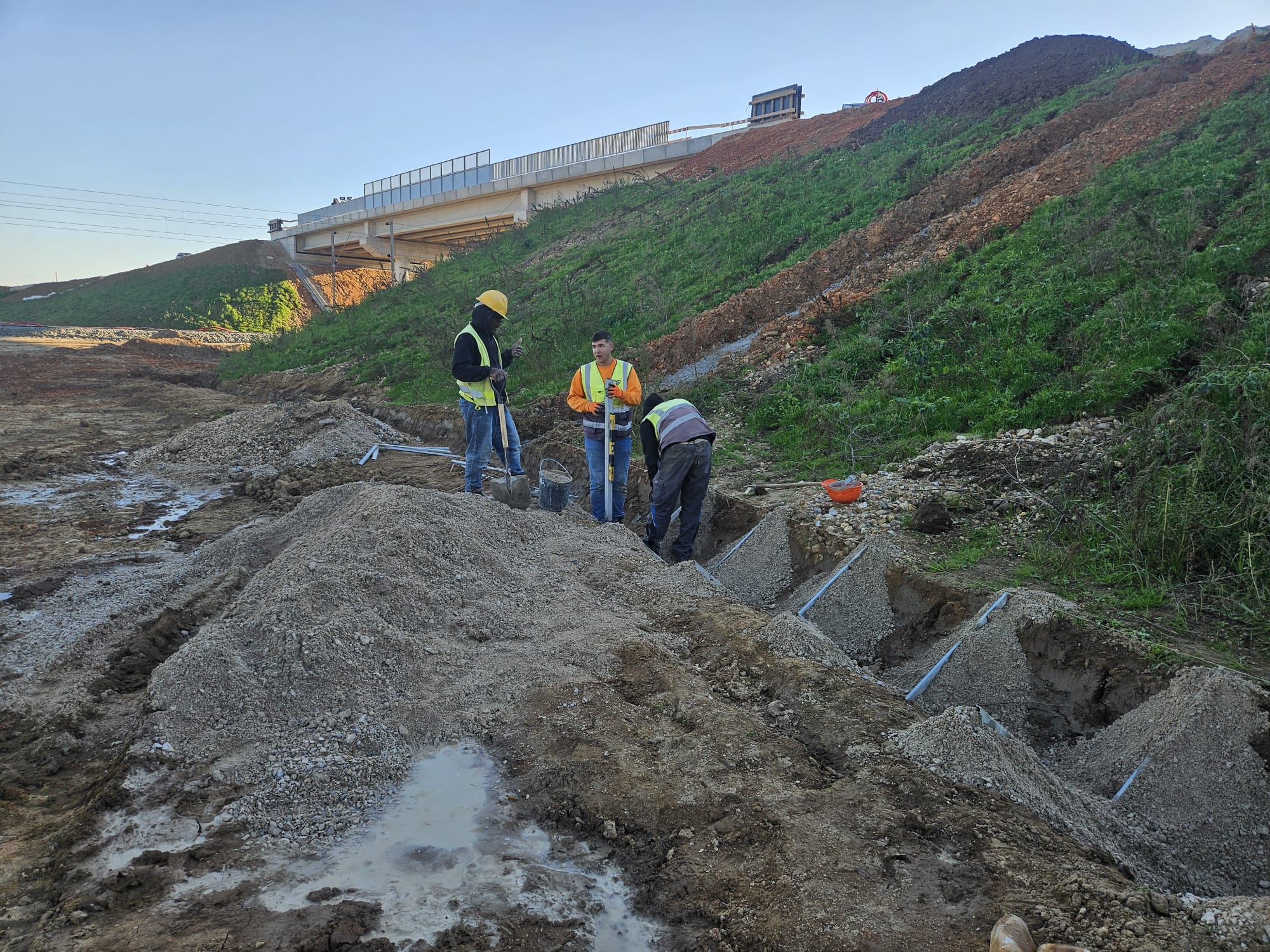 Empreitada de Modernização de Infraestruturas na Linha do Norte

Projeto de grande escala para a reabilitação da via férrea, com trabalhos complexos de drenagem, saneamento, estabilização de taludes e construção de novas estruturas de apoio. - Imagem 3